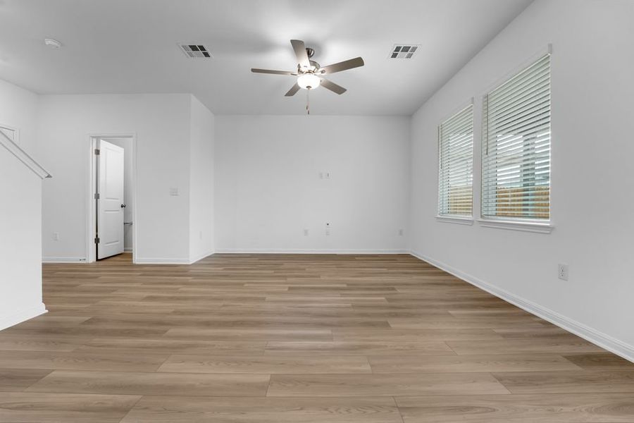 Spacious, unfurnished interior of a new home in Longview, Del Valle (Image 8).