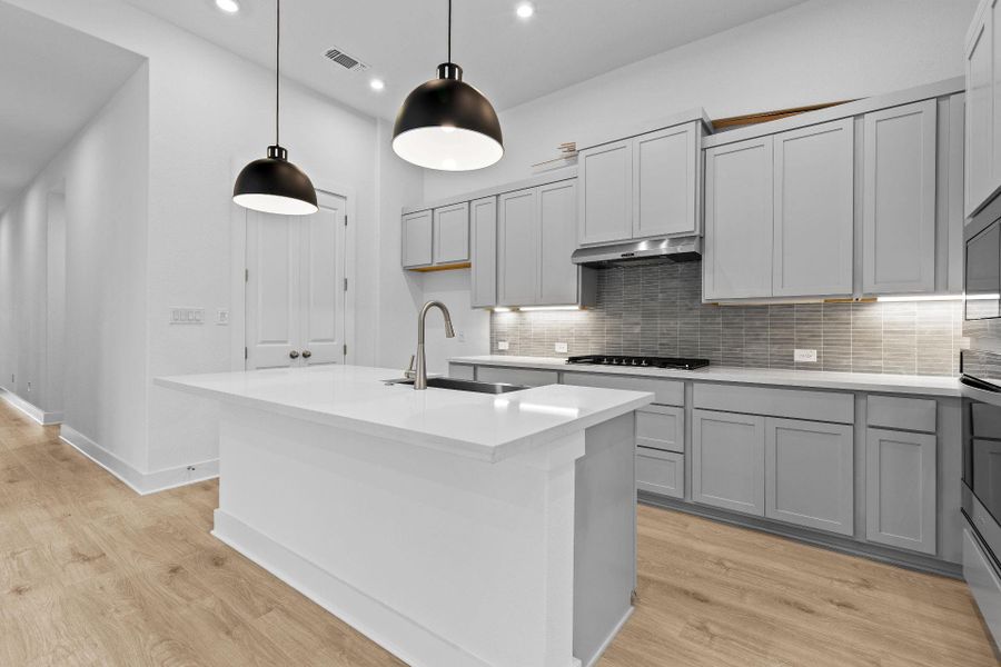 Large Center Island in Kitchen