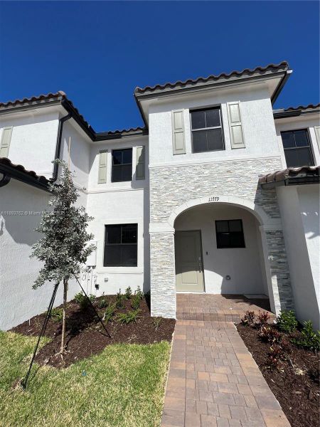 Exterior details and patio area of a home in , Homestead (Image 2).