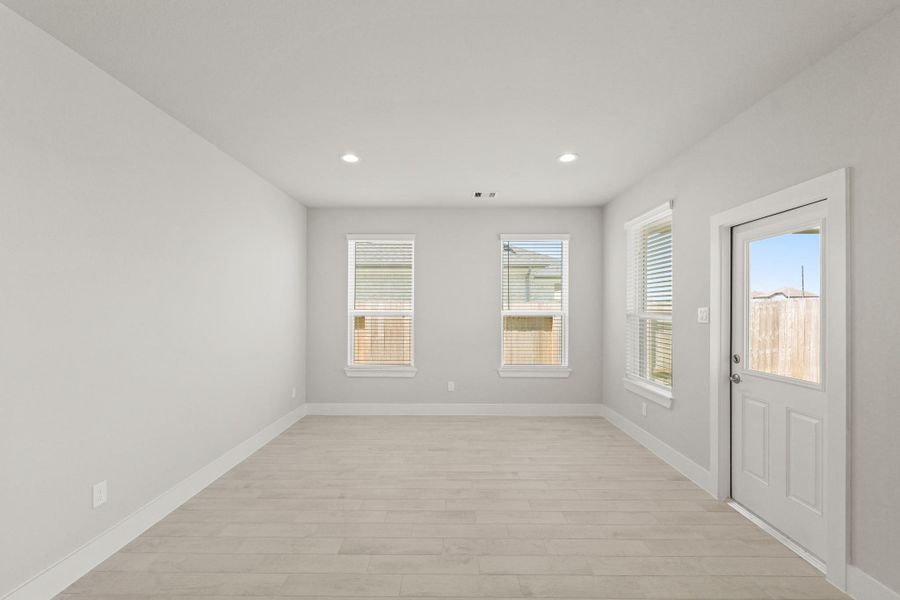 Spacious, unfurnished interior of a new home in Briarwood Crossing, Rosenberg (Image 11).