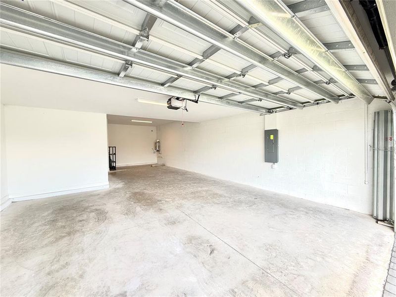 Spacious, unfurnished interior of a new home in , Bradenton (Image 41).