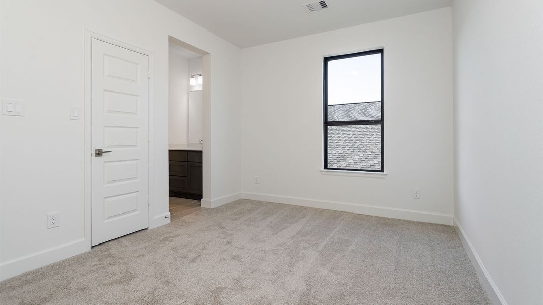 Spacious, unfurnished interior of a new home in Sienna, Missouri City (Image 21).