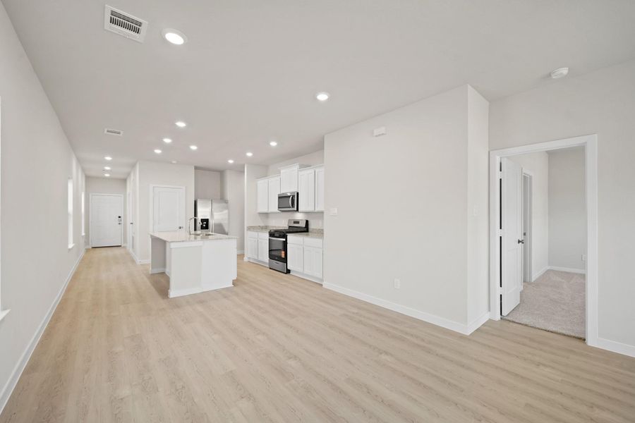 Spacious, unfurnished interior of a new home in Riverwood Ranch, Angleton (Image 18).