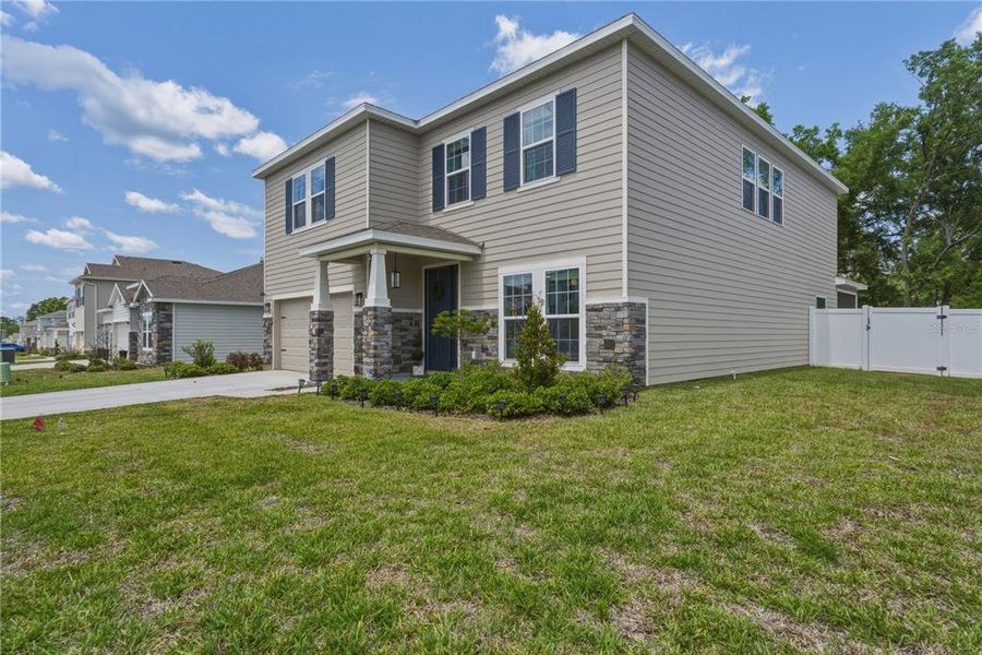 Exterior details and patio area of a home in Briarwood, Alachua (Image 3).