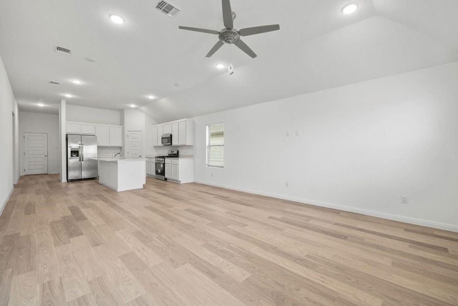 Spacious, unfurnished interior of a new home in Trinity Ranch, Elgin (Image 20).