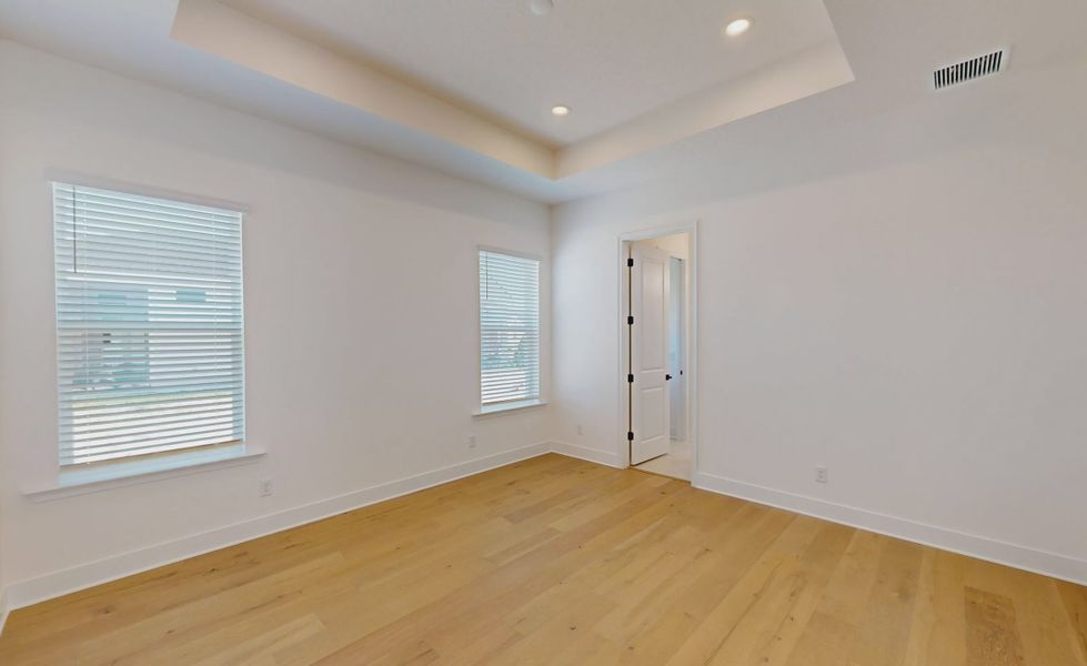 Spacious, unfurnished interior of a new home in Seven Pines, Jacksonville (Image 11).