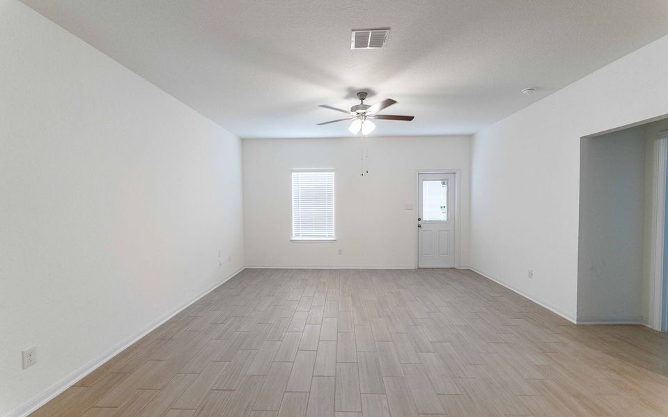 Spacious, unfurnished interior of a new home in Hunter's Ranch, San Antonio (Image 22).