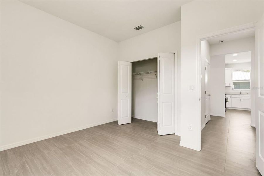 Spacious, unfurnished interior of a new home in , Tampa (Image 55).