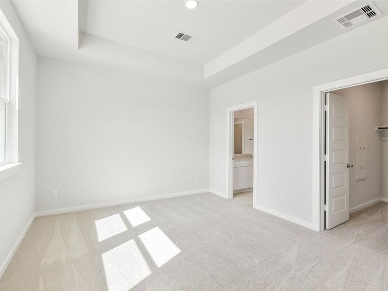 Spacious, unfurnished interior of a new home in Spring Branch Crossing, Conroe (Image 31).