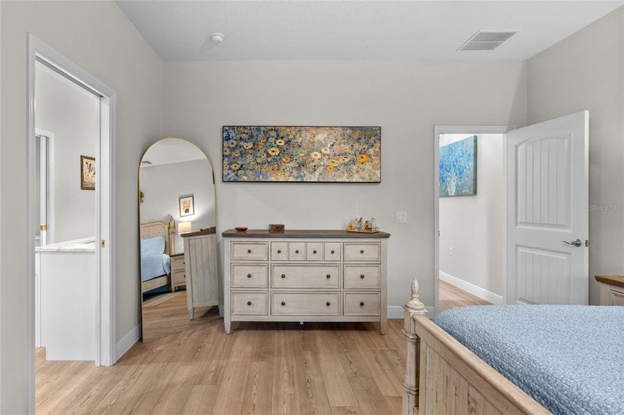 Furnished interior view inside a new home in , Dunnellon (Image 12).