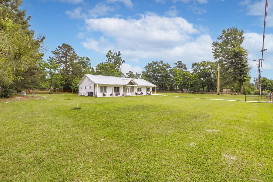 Exterior details and patio area of a home in , Lufkin (Image 20).
