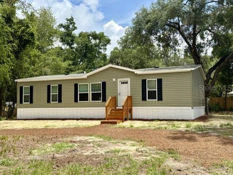 Exterior details and patio area of a home in , Chiefland (Image 27).