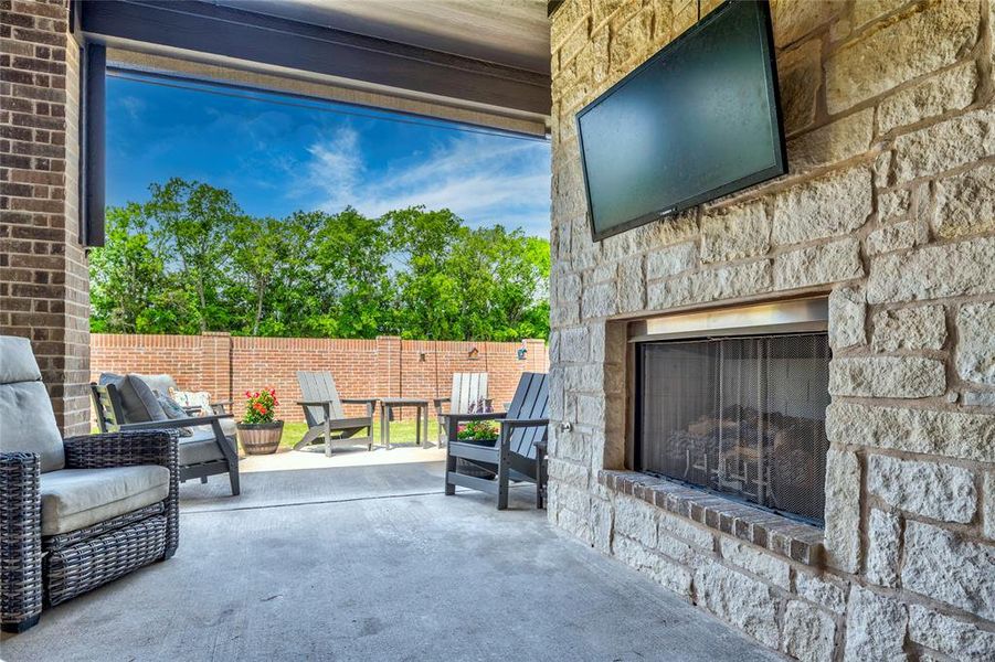 Exterior details and patio area of a home in Lincoln Pointe, Van Alstyne (Image 22).