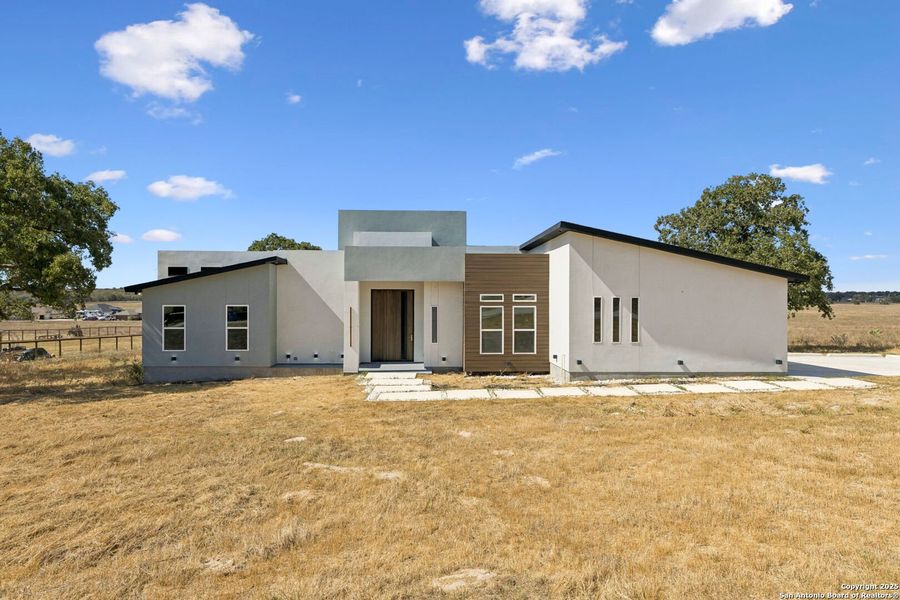 Exterior details and patio area of a home in , La Vernia (Image 28).