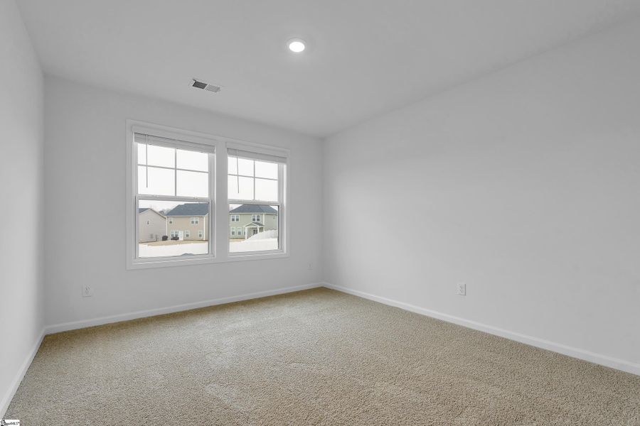 Spacious, unfurnished interior of a new home in Sedona, Greenville (Image 18).