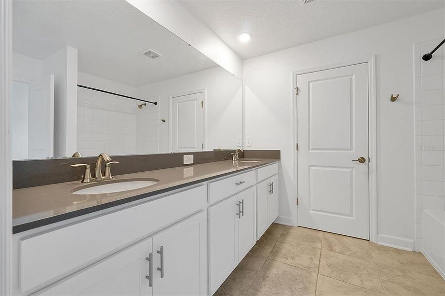 Furnished interior view inside a new home in , Orlando (Image 10).