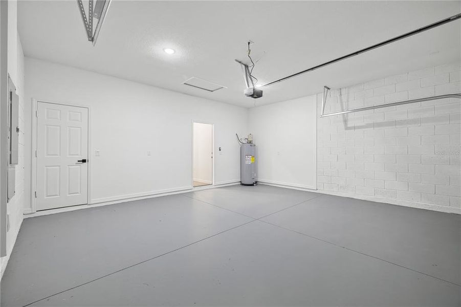 Spacious, unfurnished interior of a new home in , Citrus Springs (Image 25).