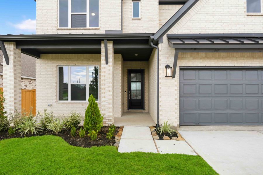 Exterior details and patio area of a home in Canterra Creek  60', Rosharon (Image 3).