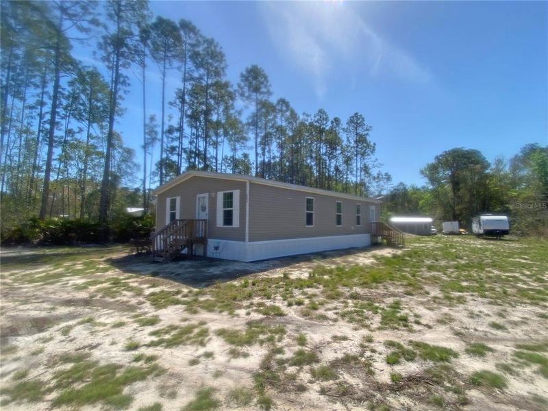 Exterior details and patio area of a home in , Palatka (Image 19).