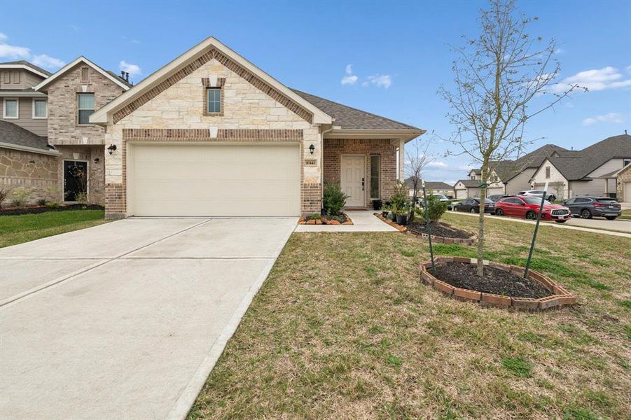 Welcome home! Step into this stunning 1-story corner lot home nestled in the well-known community of Willowpoint, where elegance meets comfort.