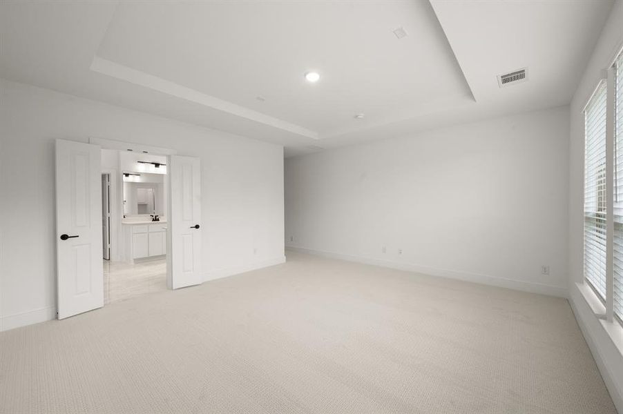 Spacious, unfurnished interior of a new home in Llano Springs, Fort Worth (Image 26).