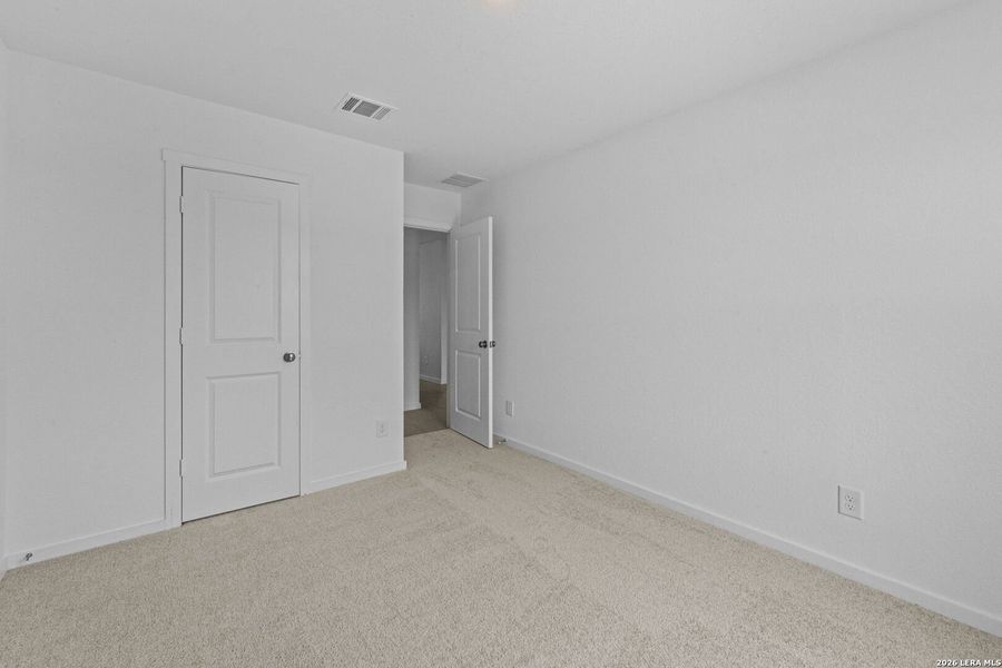 Spacious, unfurnished interior of a new home in Spring Grove, St. Hedwig (Image 14).