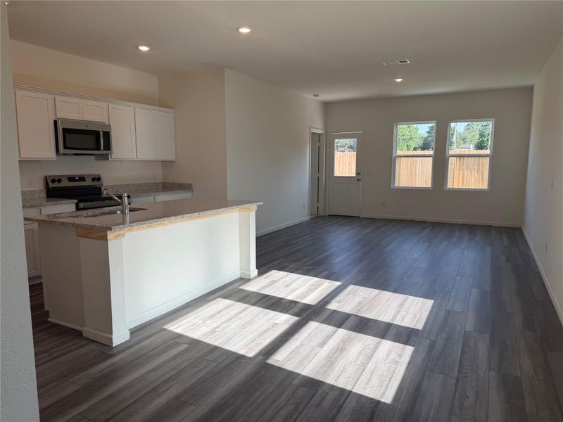 Spacious, unfurnished interior of a new home in Royal Pines, Porter (Image 14).