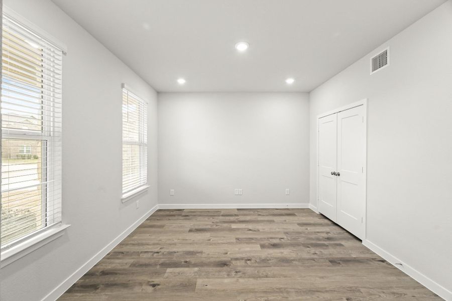 Spacious, unfurnished interior of a new home in Sunterra, Katy (Image 25).