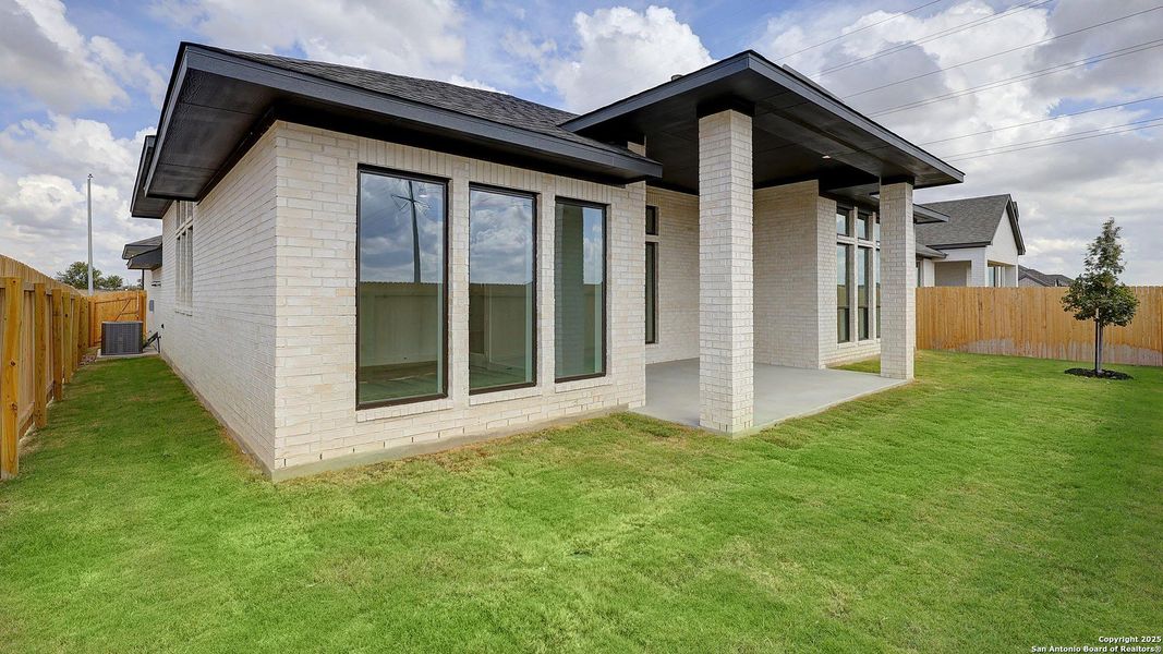 Exterior details and patio area of a home in Haby Hill 60', San Antonio (Image 19). Exterior details and patio area of a home in Haby Hill 60', San Antonio (Image 19).