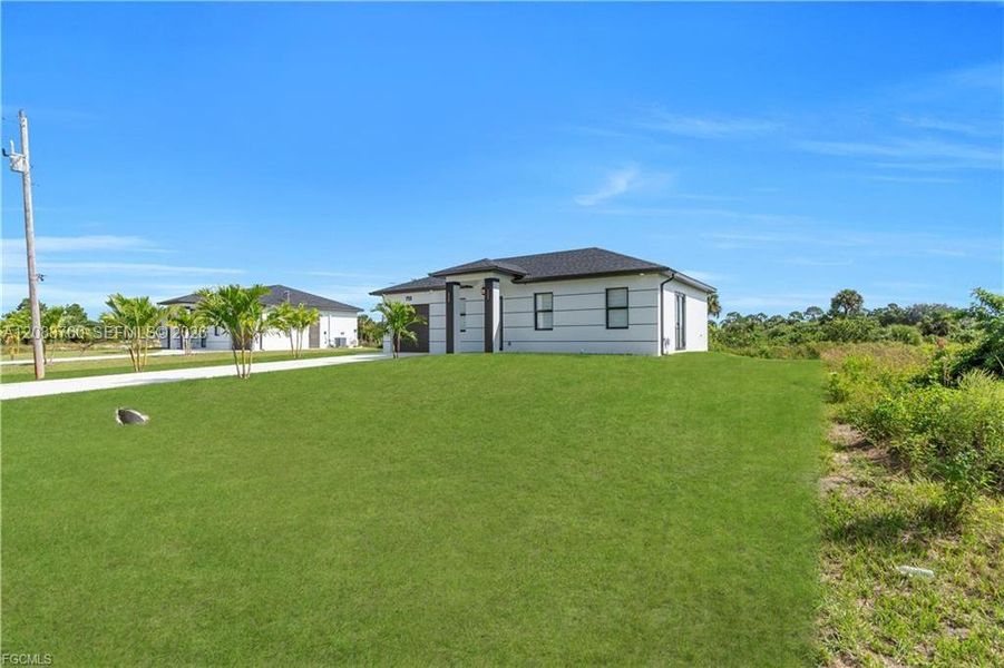 Exterior details and patio area of a home in , Lehigh Acres (Image 3).