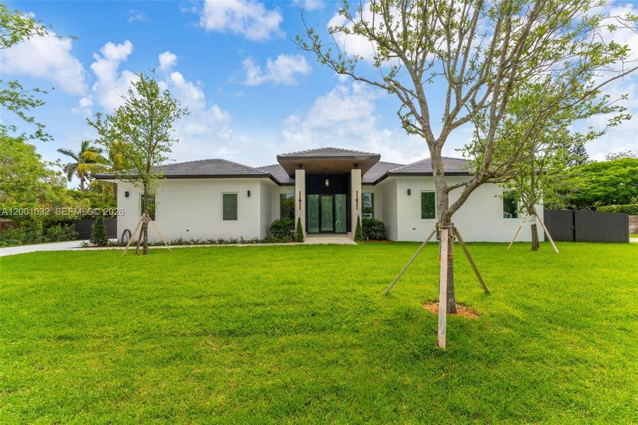 Exterior details and patio area of a home in , Cutler Bay (Image 3).