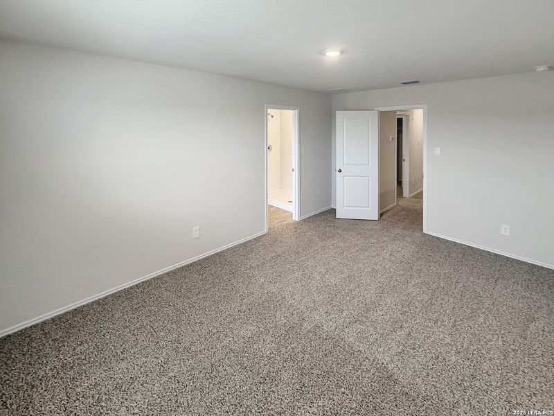 Spacious, unfurnished interior of a new home in Spring Valley, New Braunfels (Image 16).