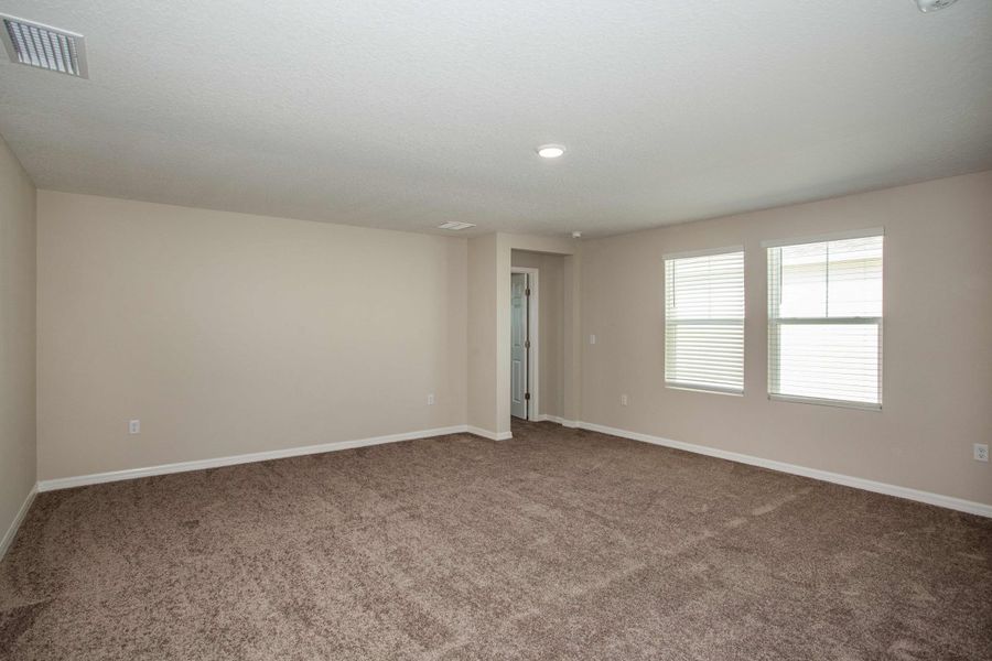Spacious, unfurnished interior of a new home in Villa Mar, Winter Haven (Image 20).