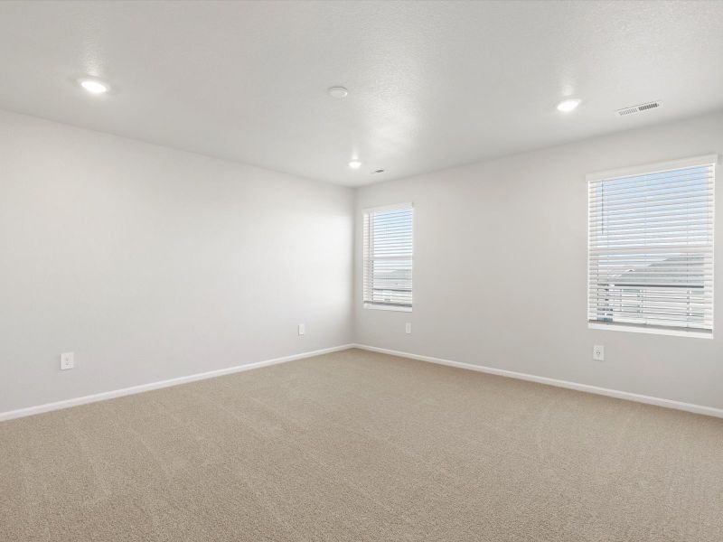 Spacious, unfurnished interior of a new home in Lake Bluff, Greeley (Image 12).