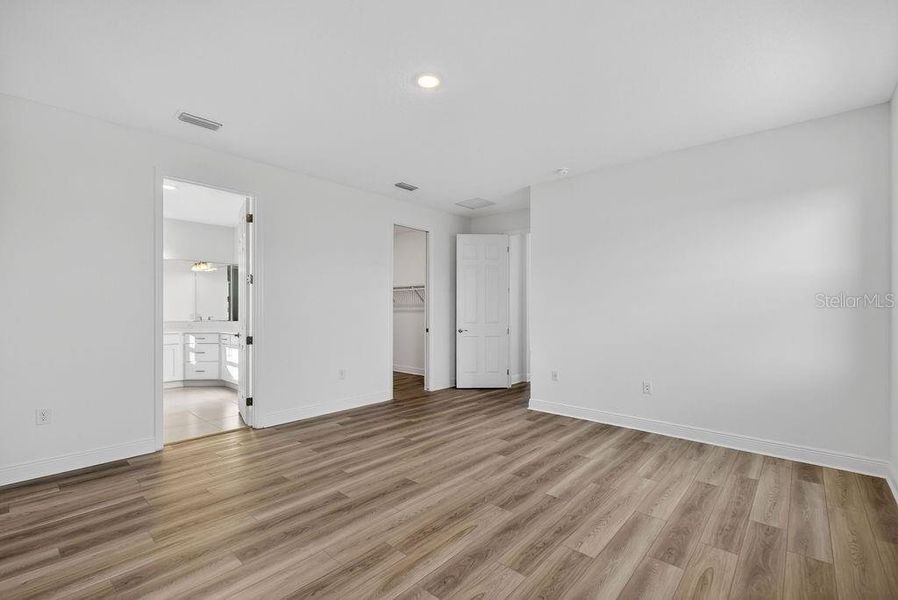 Spacious, unfurnished interior of a new home in Lakes of Mount Dora, Mount Dora (Image 34).