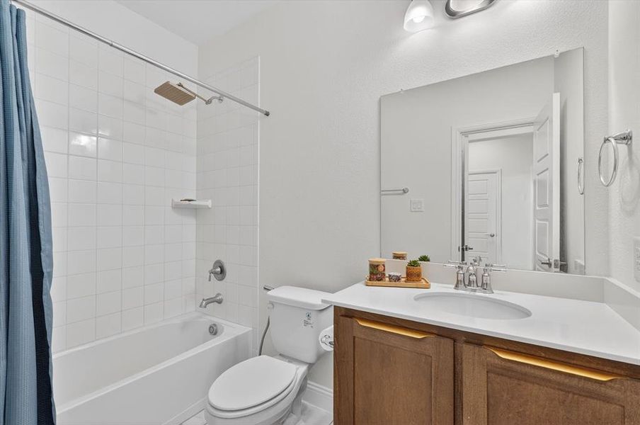 Furnished interior view inside a new home in Meadow Run, Melissa (Image 19).