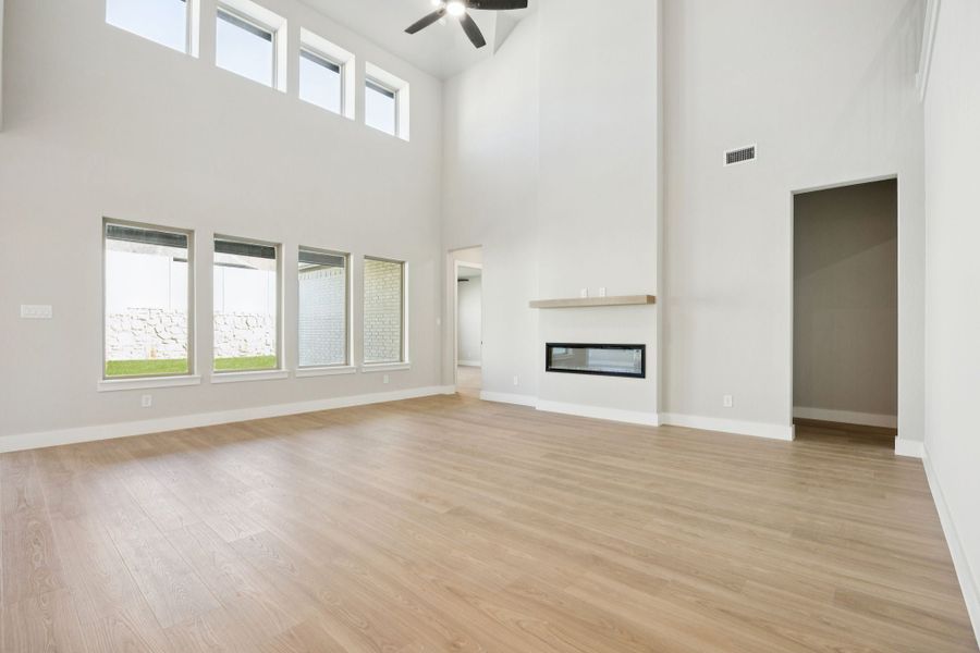 Spacious, unfurnished interior of a new home in Painted Tree Lakeside, McKinney (Image 19).