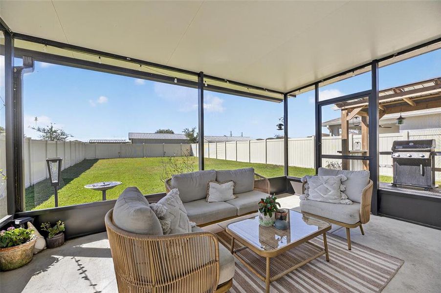 Exterior details and patio area of a home in Pasadena Point, Wesley Chapel (Image 23).