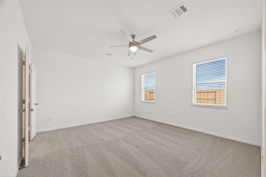 Spacious, unfurnished interior of a new home in , Iowa Colony (Image 24).