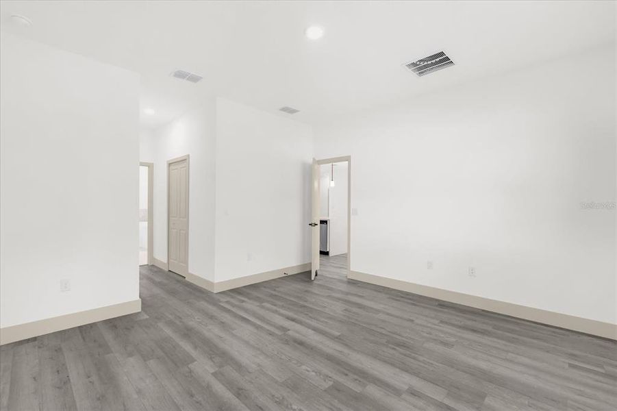 Spacious, unfurnished interior of a new home in , Ocala (Image 13).