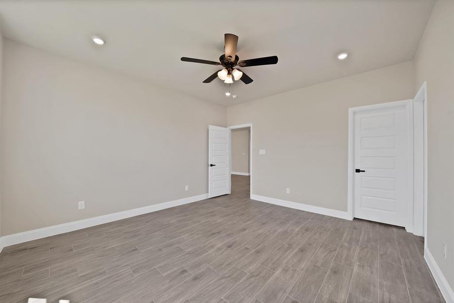 Spacious, unfurnished interior of a new home in , Granbury (Image 18).