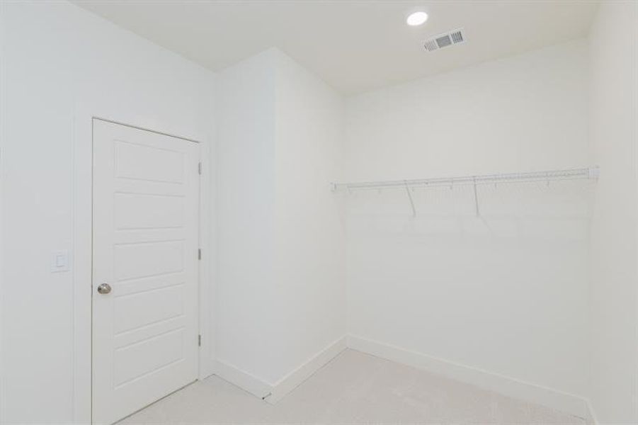 Spacious, unfurnished interior of a new home in , Gainesville (Image 29).
