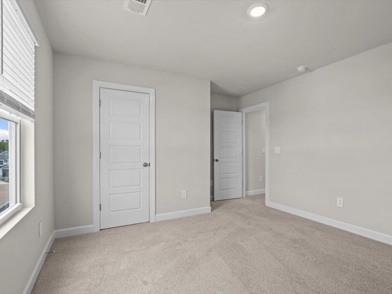 Spacious, unfurnished interior of a new home in Wexford Park, Fountain Inn (Image 17).