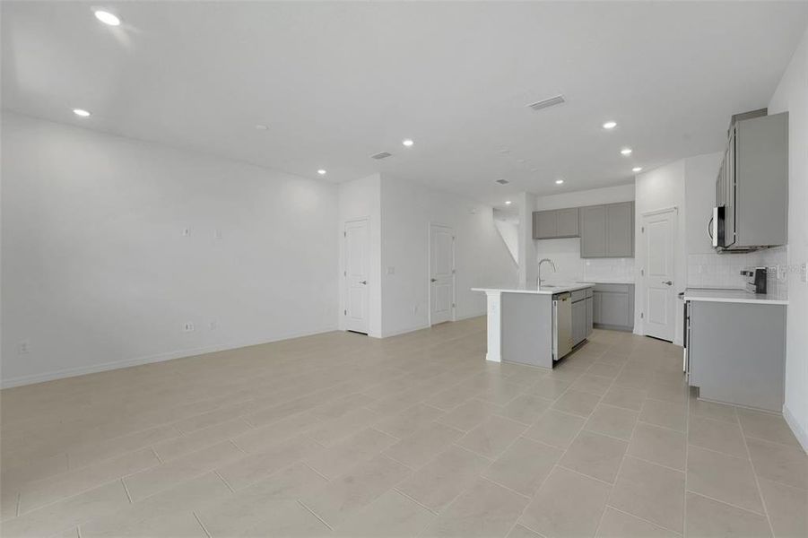 Spacious, unfurnished interior of a new home in Shores at Mirada, San Antonio (Image 13).