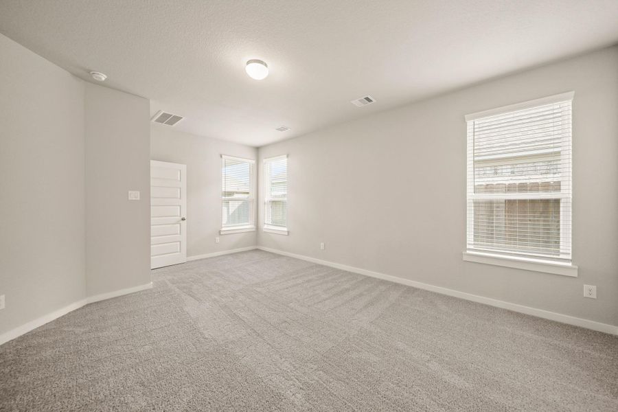 Spacious, unfurnished interior of a new home in Barton Creek Ranch, Conroe (Image 21).