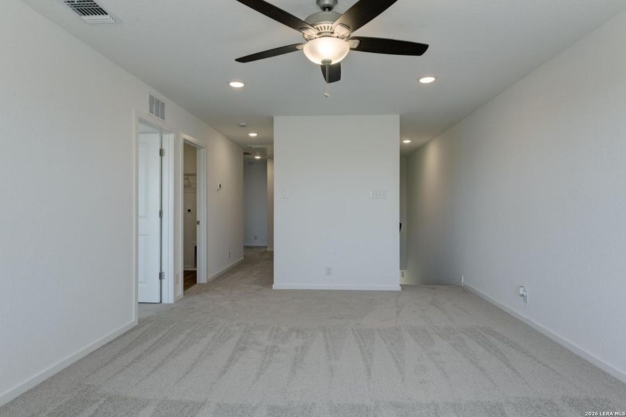 Spacious, unfurnished interior of a new home in Hennersby Hollow, San Antonio (Image 15).
