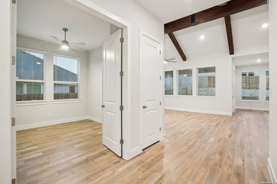 Spacious, unfurnished interior of a new home in Meyer Ranch, New Braunfels (Image 16).