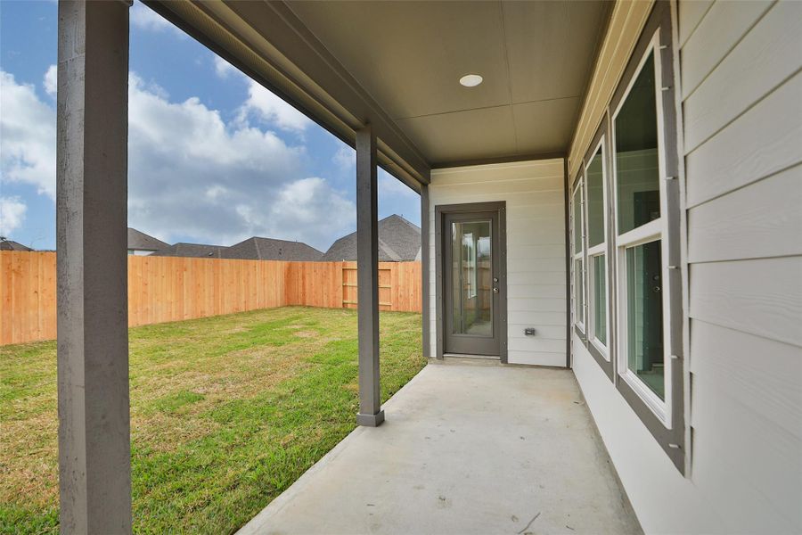 Exterior details and patio area of a home in Ellis Cove, Seabrook (Image 3).