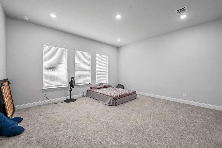 Another bedroom featuring light carpet and recessed lighting