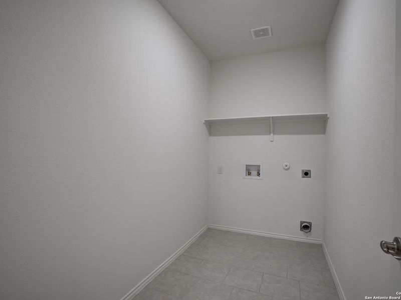 Spacious, unfurnished interior of a new home in Hannah Heights, Seguin (Image 20).